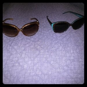 2 pair of womens sunglasses